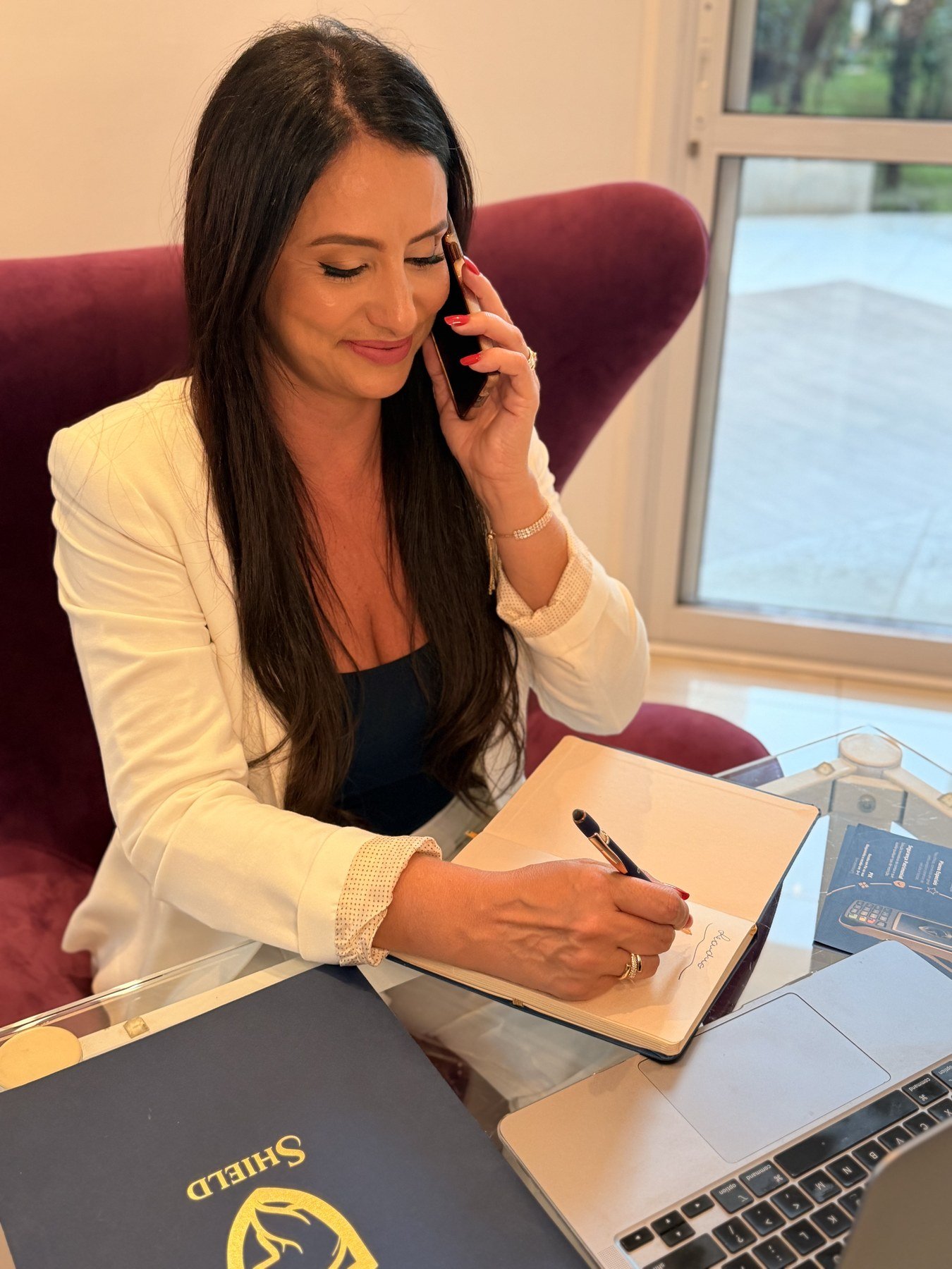 Vanessa Misfeldt em atendimento por telefone